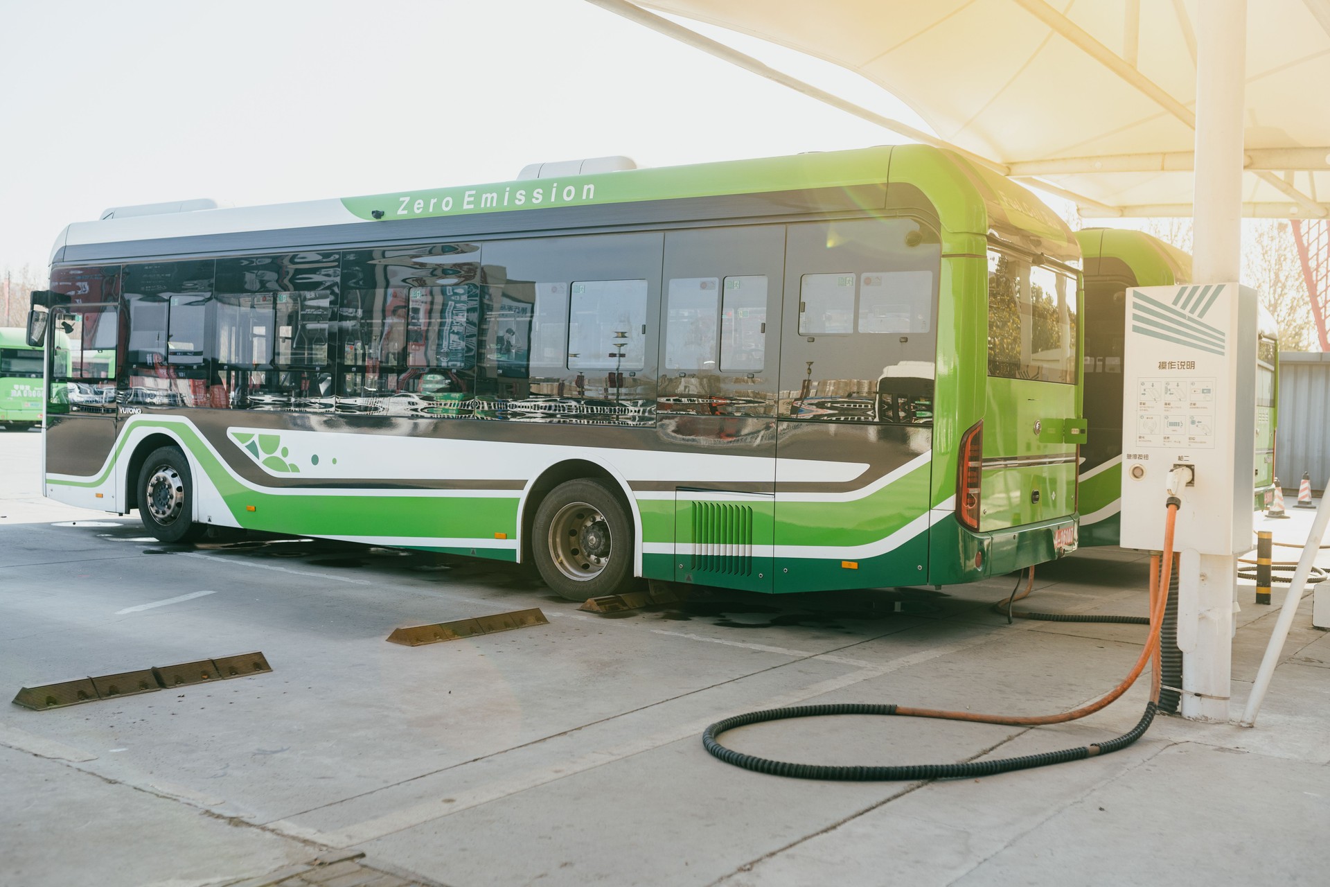 Large electric buses are using DC high-speed charging piles to supplement their electricity